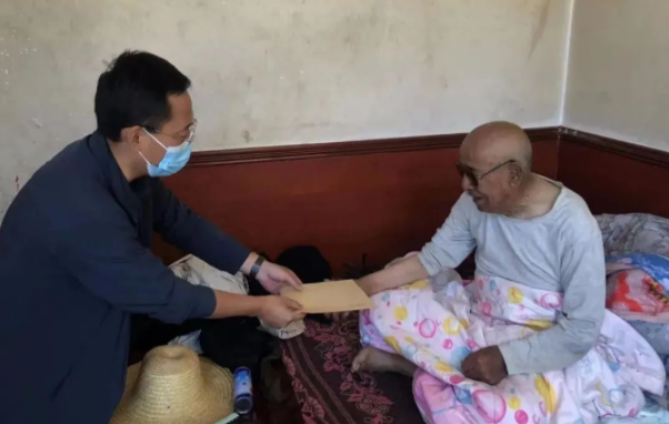 开云网页版登录入口-开云（中国）
赴帮扶村对接工作并慰问困难党员(图2)
